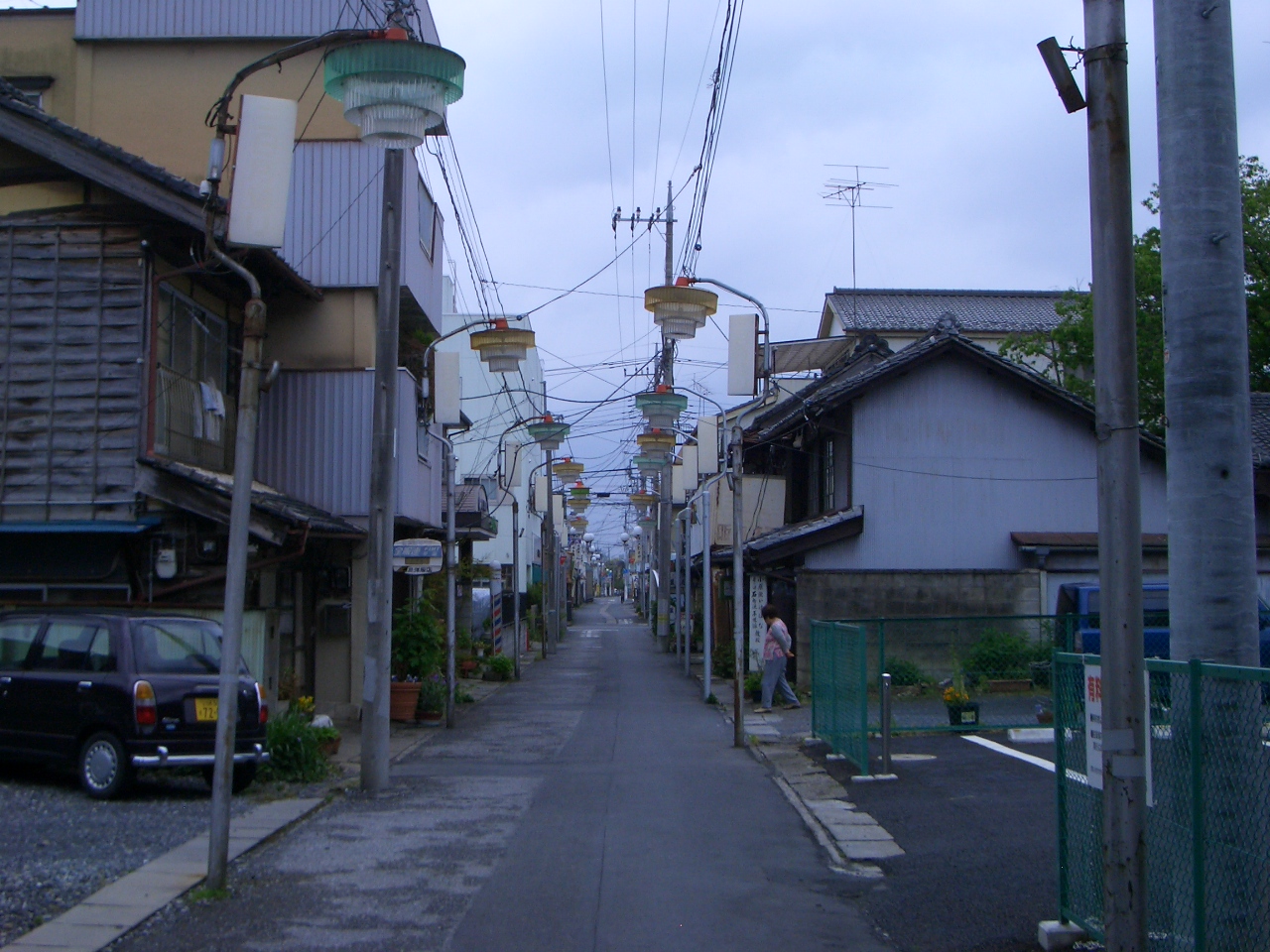 曇り空の、ある古びた商店街の写真